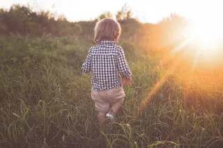 逆光非主流男孩背影图片
