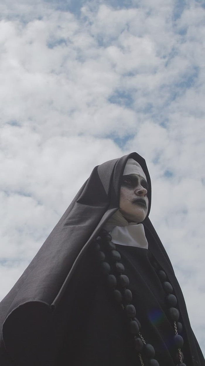 一个邪恶的修女微笑的肖像