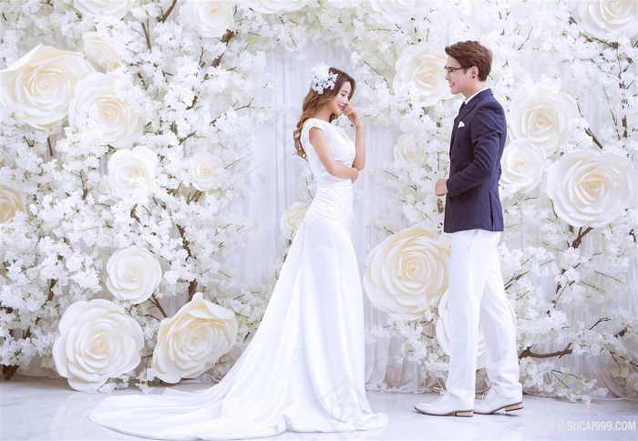 深情对望的情侣图片