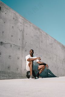 欧洲黑人帅哥户外写真图片