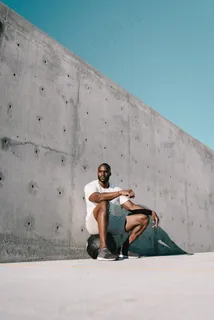 欧洲黑人帅哥户外写真图片