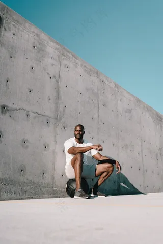 欧洲黑人帅哥户外写真图片