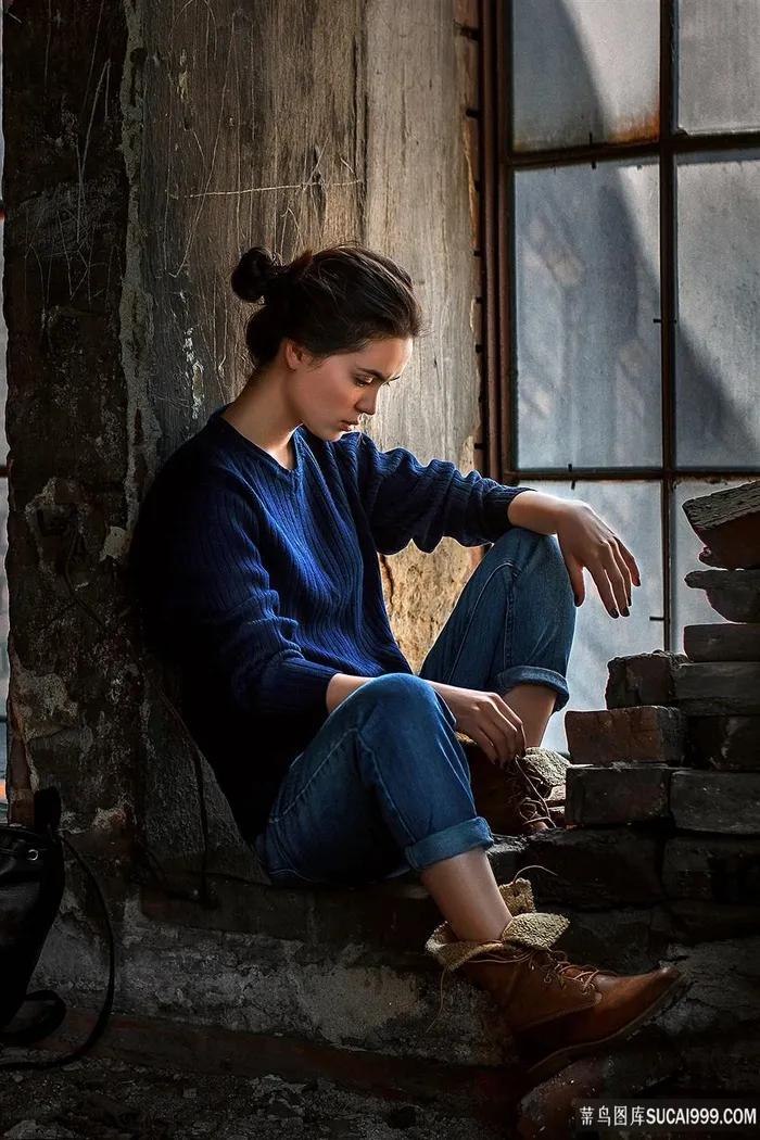坐在墙边的欧美美女图片