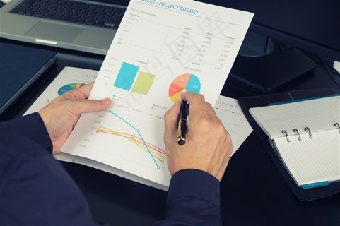 观察数据报表的职员高清摄影图片素材