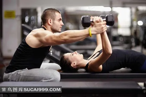 在教练指导下做健身的美女人物