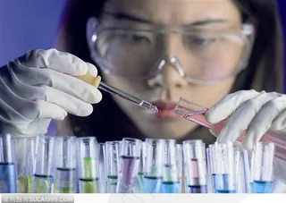 生化试验室-试管中滴药片的研究员