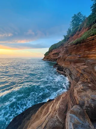 初生的阳关洒在海浪之上
