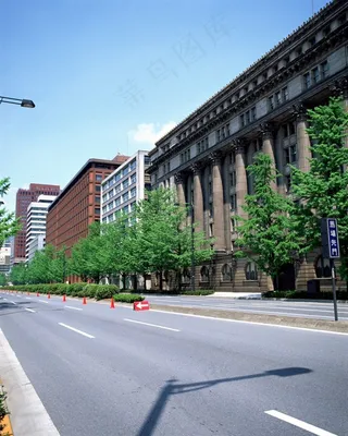 天空下街道旁的建筑楼房