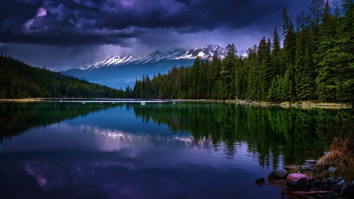 夜空下山水风景
