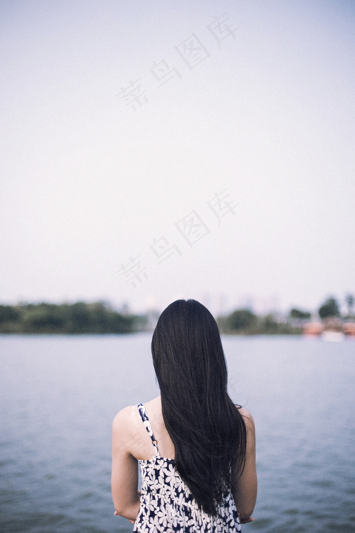 海边长发美女背影图片