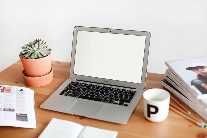 设计白色苹果笔记本样机psd模版下载