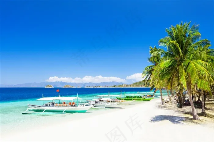 夏日海边游艇风景图