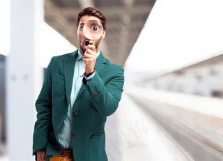 拿着放大镜看的商务人士