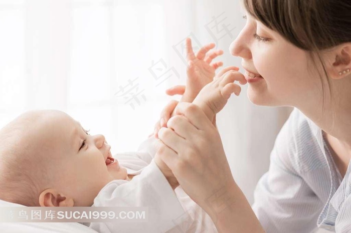跟宝宝玩耍的妈妈