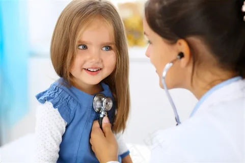 检查身体的可爱宝宝高清摄影图片