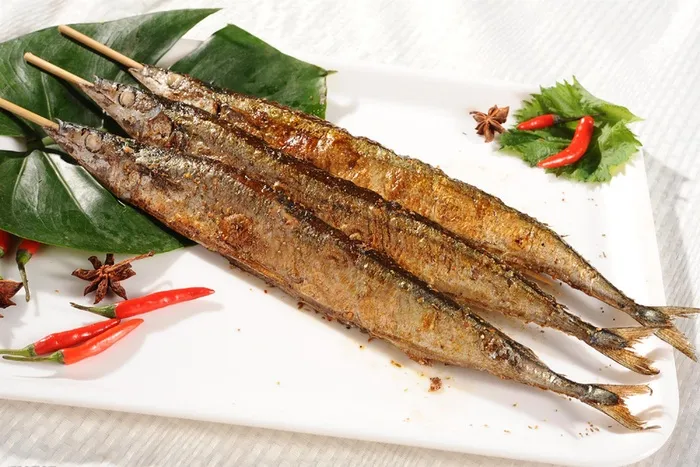烧烤美食烤肉街边小吃油炸秋刀鱼