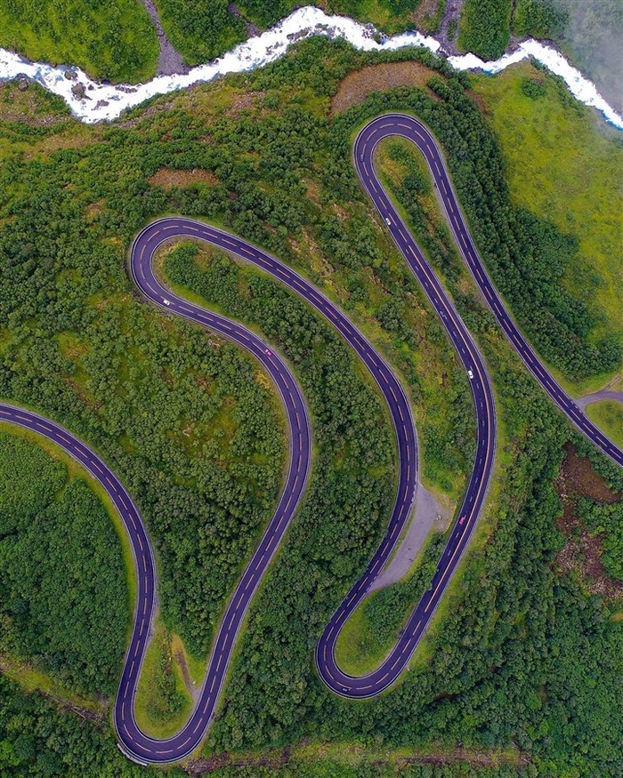 弯曲盘旋的山路素材图