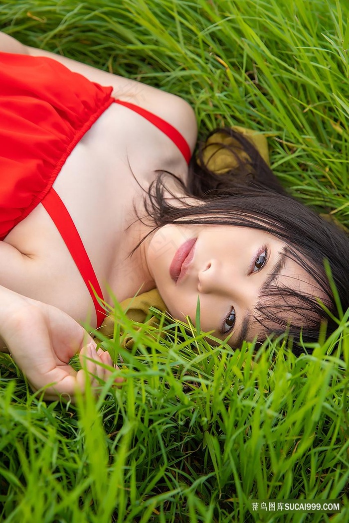 躺在草地上的*美女艺术写真图片