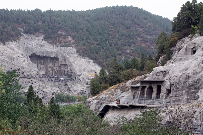 山脉中石壁上的石窟