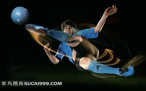 帅哥踢足球高清图片 帅哥踢足球高清图片