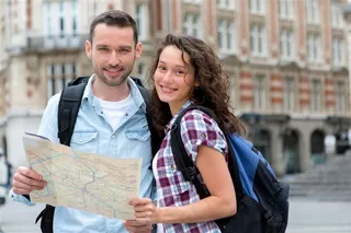 情侣在街上看地图