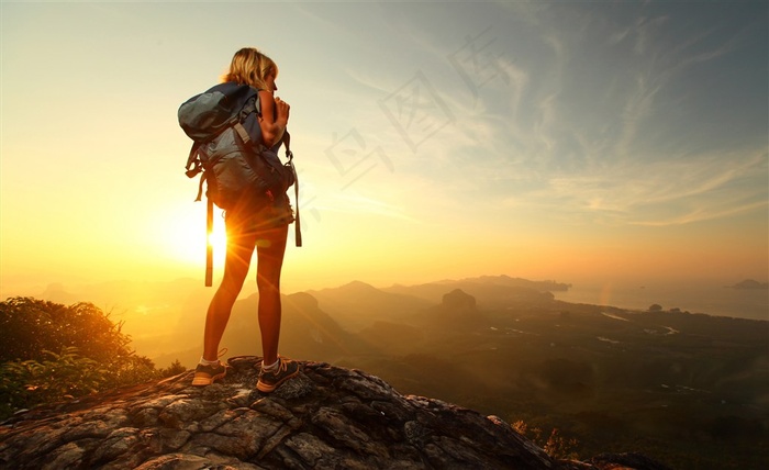 徒步登山看日出的美女高清图片