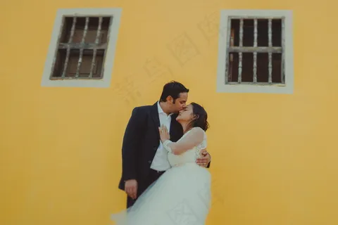 甜蜜亲吻婚纱照图片