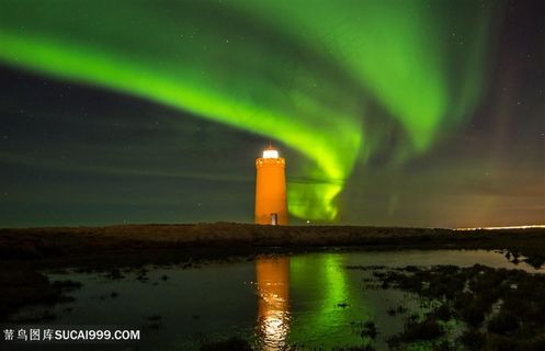 灯塔与极光景色高清图片