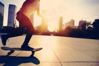 玩滑板的时尚青年高清摄影图