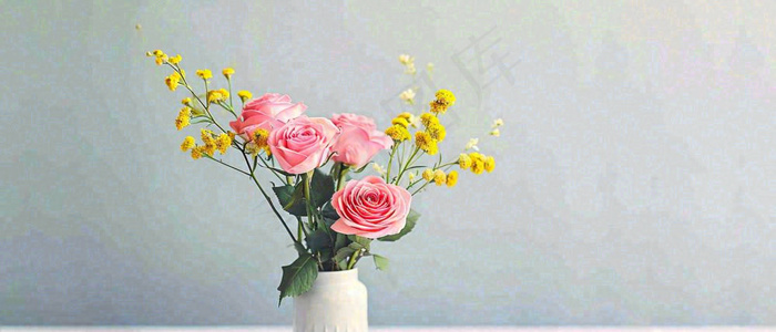 简约的墙面前有一瓶鲜花花束绿植，鲜艳清新新鲜室内装饰摄影图