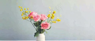 简约的墙面前有一瓶鲜花花束绿植，鲜艳清新新鲜室内装饰摄影图