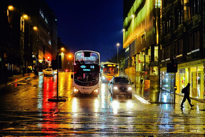 雨后城市街头夜景图片