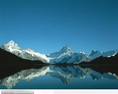 雪山在湖中的倒影