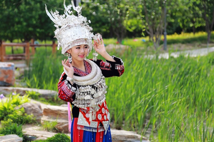 苗族姑娘清纯美女图