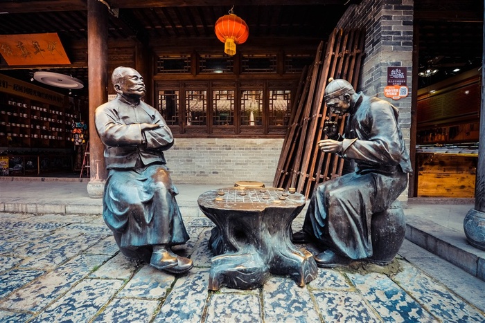 台儿庄古城下棋铜像