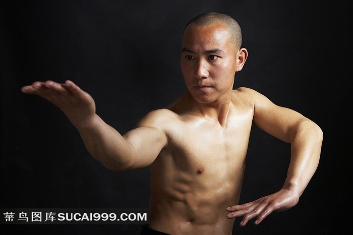 耍拳的光头男人素材