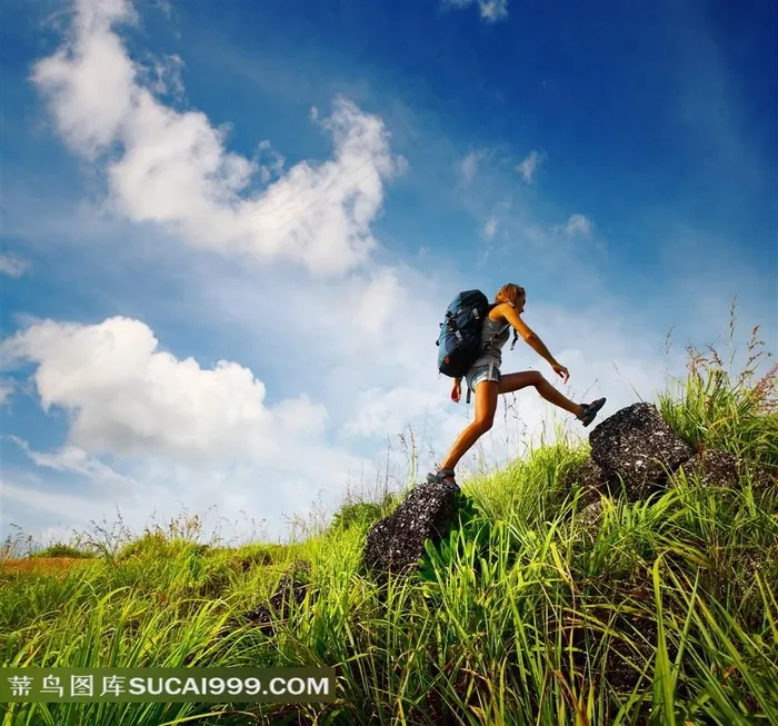 户外徒步旅行的女性高清图片
