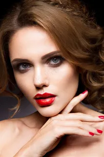 优雅的卷发美女高清图片