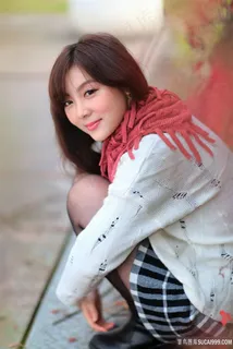 戴着围巾的成熟美女写真图片 戴着围巾的成熟美女写真图片