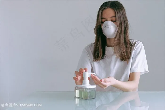 戴口罩用洗手液洗手美女图片