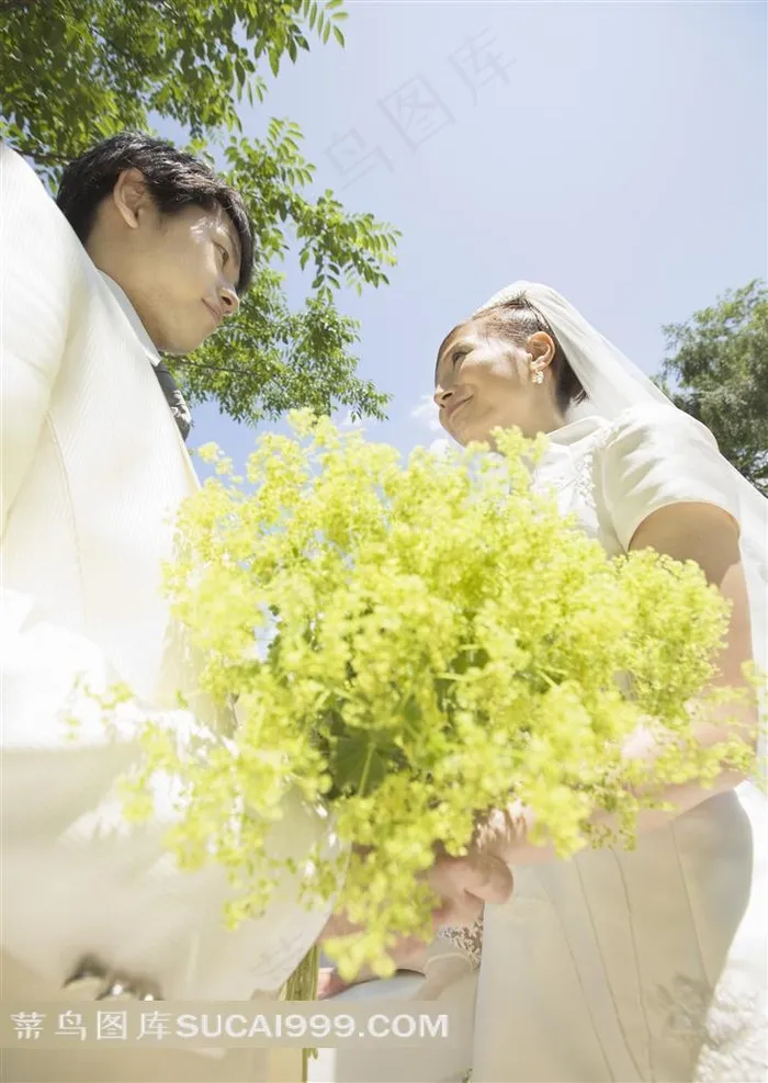 捧鲜花的新娘新郎婚纱摄影素材