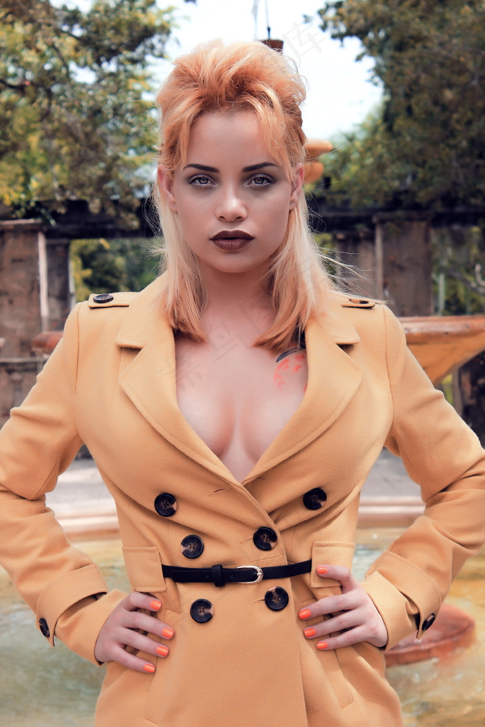 酥胸性感美女图片