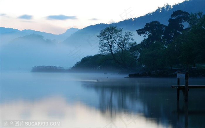 青山、湖水与树林