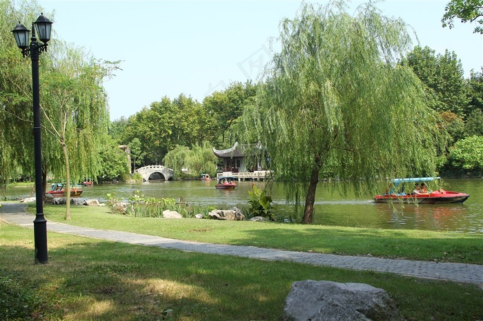 在一个公园里划船的人们