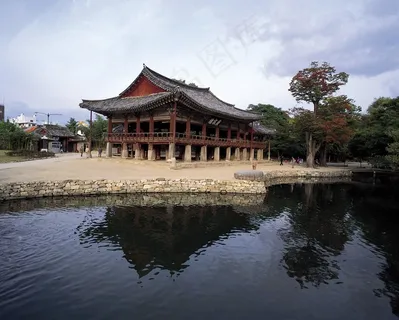 蓝天白云下池塘边的古建筑宫殿 蓝天白云下池塘边的古建筑宫殿