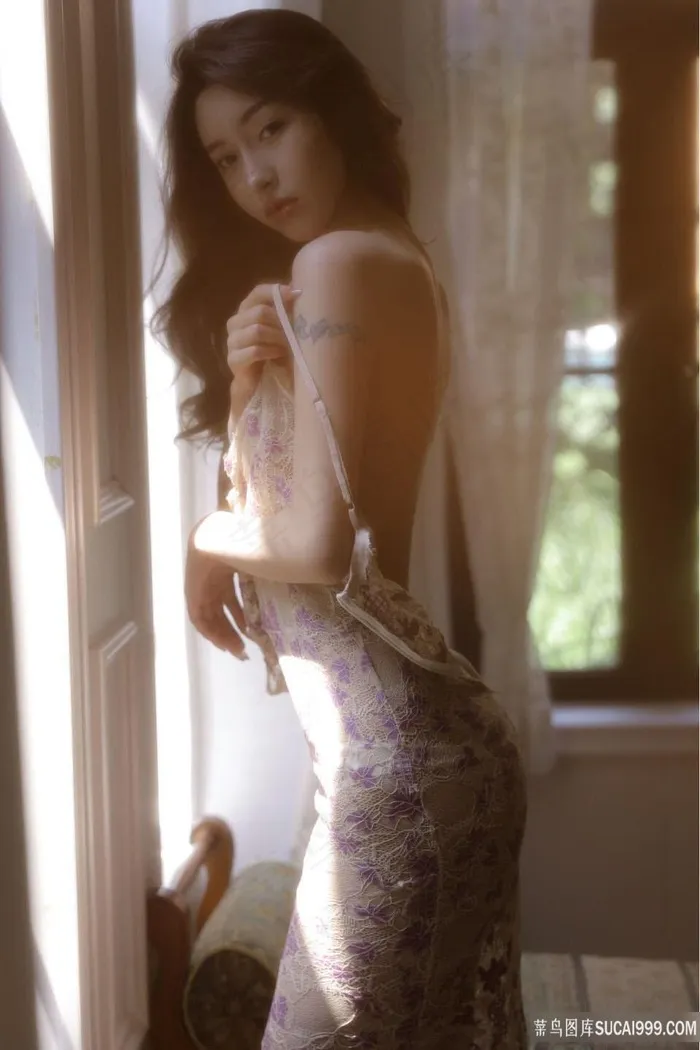 穿着性感长裙的*白嫩香肩诱人美女写真