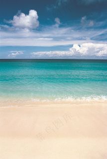 蓝天白云下的海面沙滩
