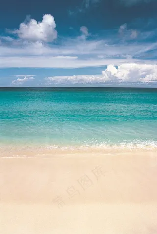 蓝天白云下的海面沙滩