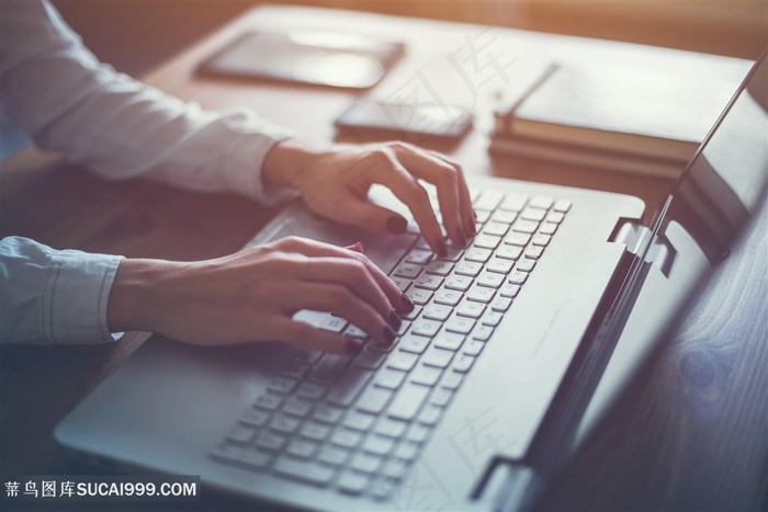 操作电脑商务人士高清