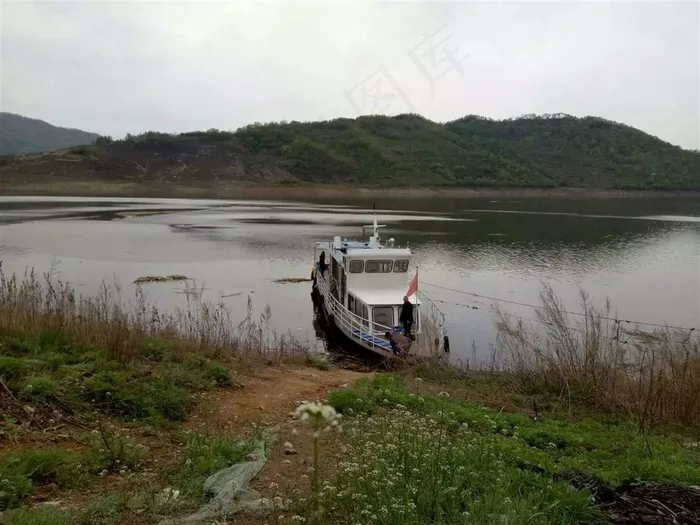 水中小岛旁的游艇